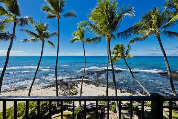 Beach nearby, sun-loungers, beach towels