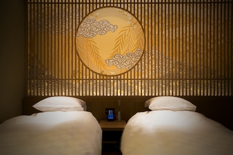 Caja de seguridad en la habitación y tabla de planchar con plancha