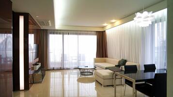 Deluxe Apartment | Living room | Flat-screen TV