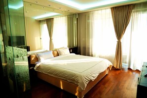 2 bedrooms, individually decorated, individually furnished, desk