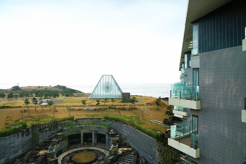 Phoenix Island Ocean Star Resort