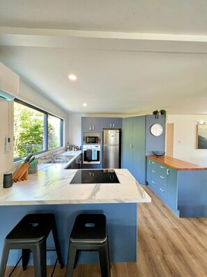 Refrigerador, microondas, horno, placa de cocina