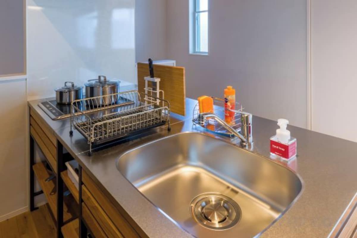 Private kitchen | Fridge, microwave, stovetop, electric kettle