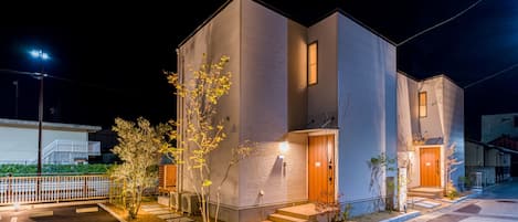 Façade de lâhĂ©bergement - soirĂ©e/nuit