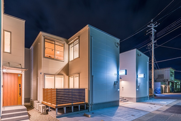 Fassade der Unterkunft – Abend/Nacht