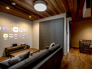 TV layar datar dan layanan streaming