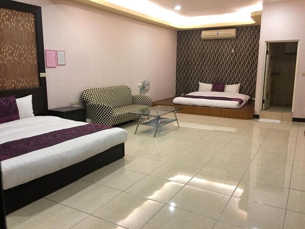 Luxury Quadruple Room | Desk, soundproofing, bed sheets