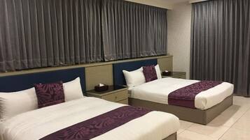 Quadruple Room | Desk, soundproofing, bed sheets