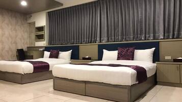 Quadruple Room | Desk, soundproofing, bed sheets