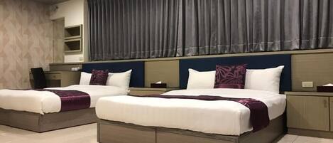 Værelse til 4 personer | Skrivebord, lydisolering, sengetøj