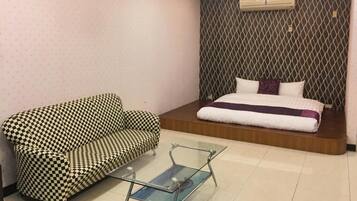 Luxury Quadruple Room | Desk, soundproofing, bed sheets