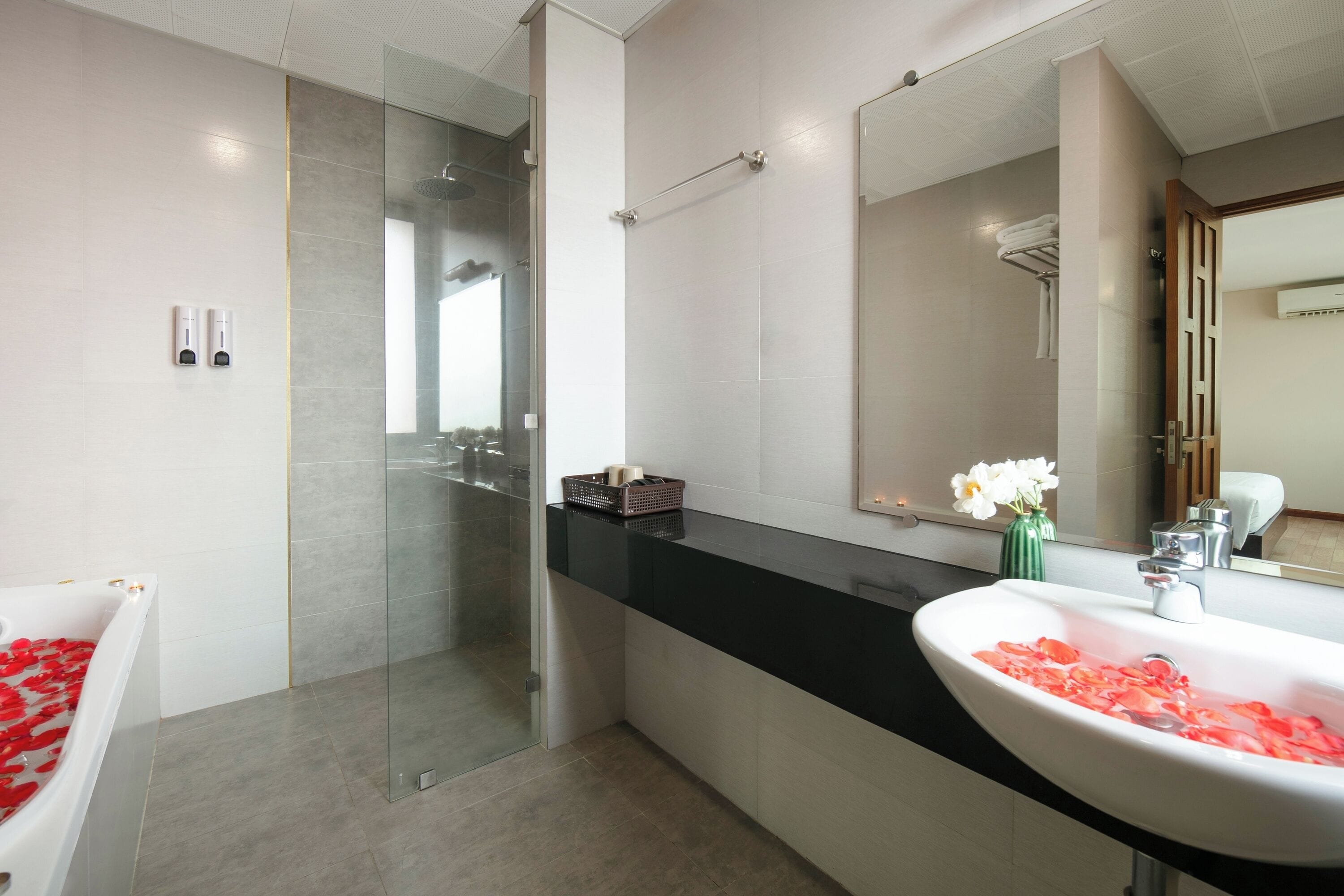 Căn hộ Deluxe | Phòng tắm | Đồ dùng nhà tắm miễn phí, máy sấy tóc, dép đi trong nha ̀ 