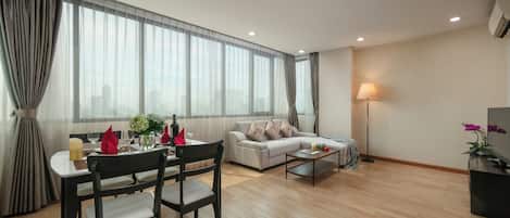 Deluxe Apartment | In-room safe, desk, laptop workspace, blackout drapes
