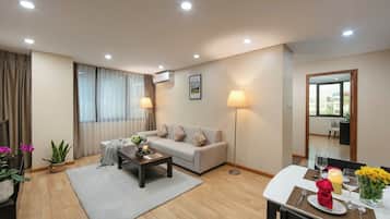 Deluxe Apartment | Living room | 42-inch flat-screen TV with cable channels, TV