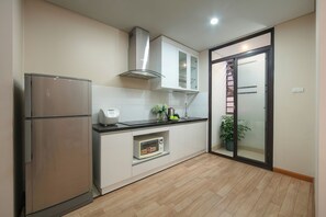 Appartamento Deluxe | Cucina privata | Frigorifero, microonde, bollitore elettrico, risottiera