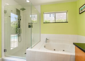 Baignoire, baignoire à jets, sèche-cheveux, bidet