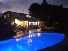 Una piscina al aire libre de temporada