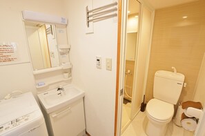 Chateau TIIDA 101 | Bathroom | Shower, towels - Chateau TIIDA 1F (Naha)