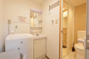 Premium-Apartment, 2 Schlafzimmer (Chateau TIIDA 101) | Badezimmer | Dusche, Handtücher