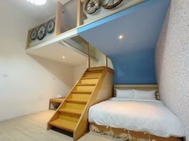 Family Room | Desk, soundproofing, free WiFi