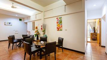 Coin salon dans le hall