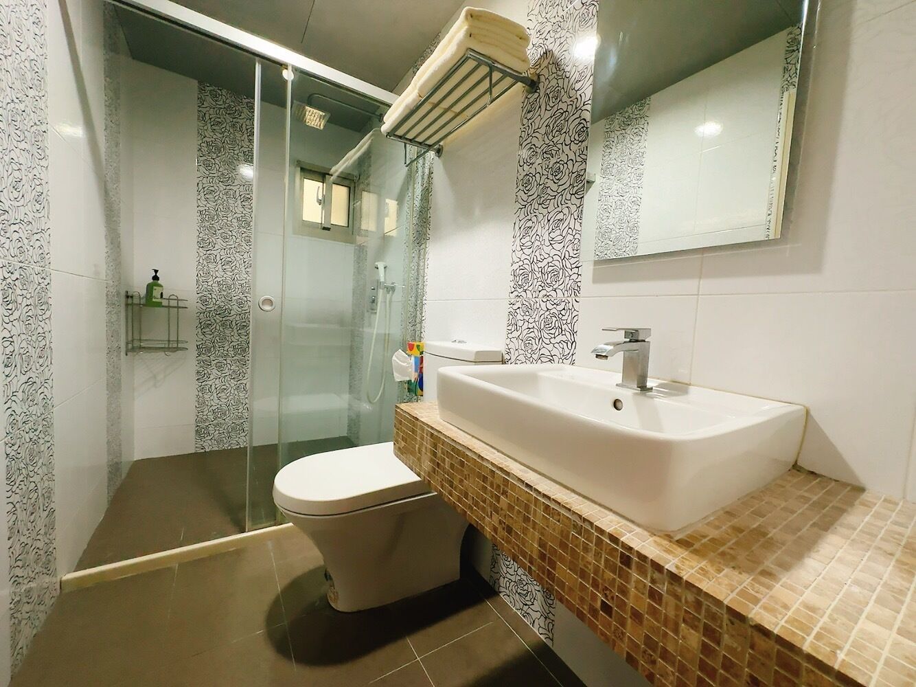 Kamar Quadruple | Kamar mandi | Perlengkapan mandi gratis, pengering rambut, sandal, dan handuk