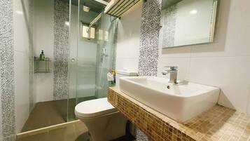 Kamar Quadruple | Kamar mandi | Perlengkapan mandi gratis, pengering rambut, sandal, dan handuk