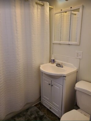 Combined shower/bathtub, hair dryer, towels, soap - Charming Lava Cottage steps from delightful Main Street! (Lava Hot Springs)