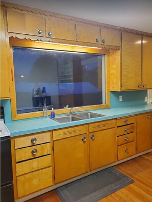 ثلاجة، ميكروويف، فرن، موقد طهي مسطح