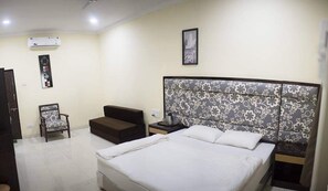Room - Meghna Retreat (Mahabaleshwar)