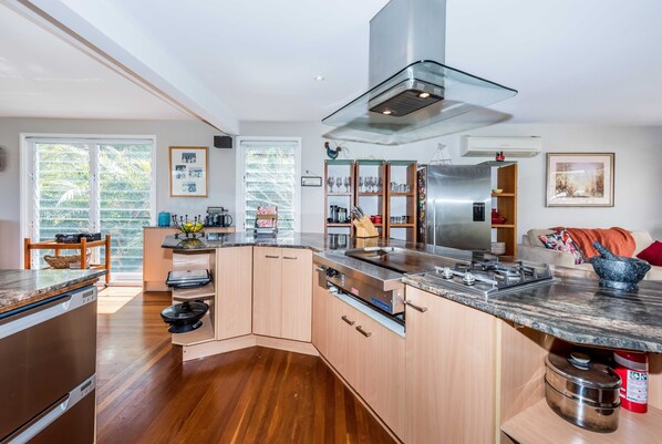 ثلاجة، ميكروويف، فرن، موقد طهي مسطح