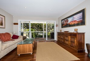 Smart TV, fireplace, DVD player, books - Lazy .Dayz (Shoal Bay)