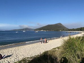 بالقرب من الشاطئ، كراسي للتشمس