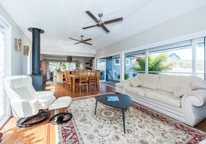 تلفزيون ذكي، مدفأة، مشغل دي في دي، كُتُب