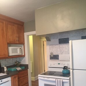 Refrigerador, microondas, horno y parrilla de estufa 
