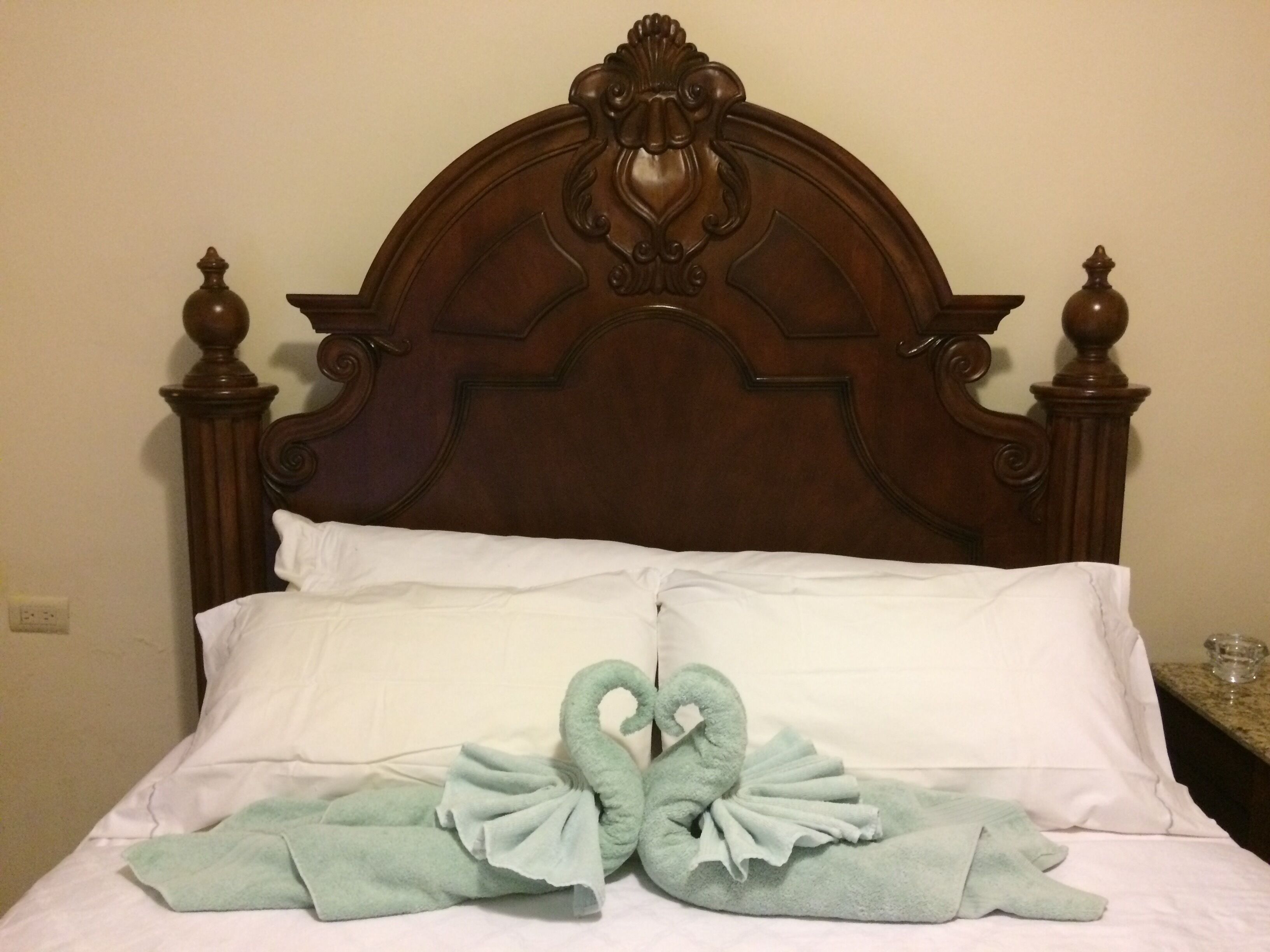 Kamar Deluks (Areli) | Seprai premium, selimut bulu angsa, dan ruang kerja ramah laptop