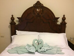 Deluxe Room (Areli) | Premium bedding, down comforters, laptop workspace, iron/ironing board - Luxury Home Hospedaje (Guanajuato)