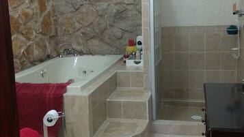 Chambre Deluxe (Carolina) | Salle de bain | Douche, douche à « effet pluie », sèche-cheveux, serviettes fournies