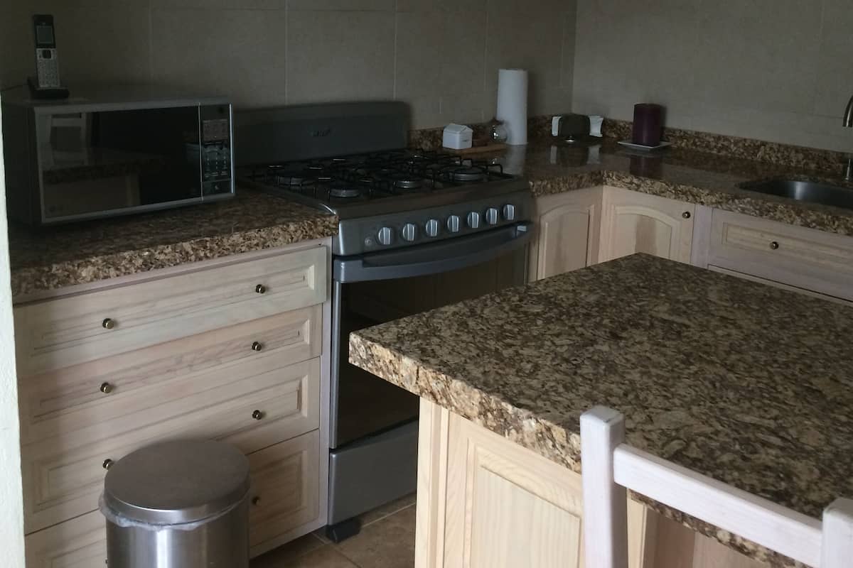Comfort-Apartment | Eigene Küche | Wasserkocher mit Kaffee-/Teezubehör, großer Kühlschrank, Mikrowelle