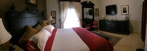 Premium bedding, down comforters, laptop workspace, iron/ironing board - Luxury Home Hospedaje (Guanajuato)