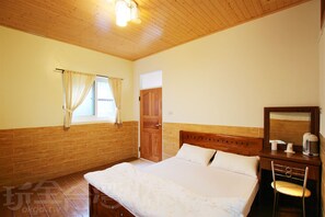 Habitación doble | Escritorio y ropa de cama 