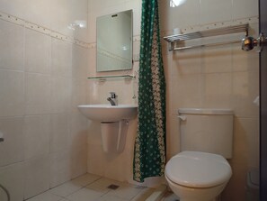 Habitación triple | Baño | Regadera, secadora de cabello, pantuflas, toallas 