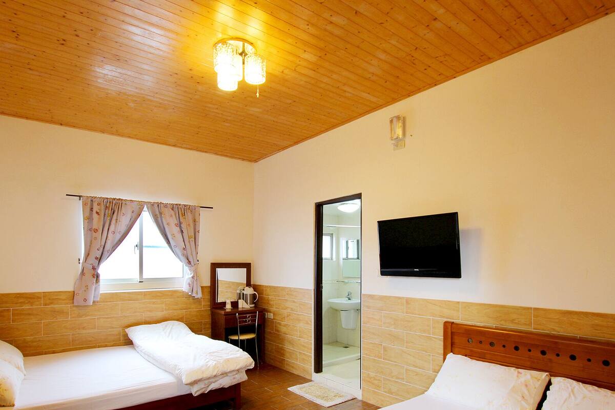 Habitación cuádruple | Escritorio y ropa de cama