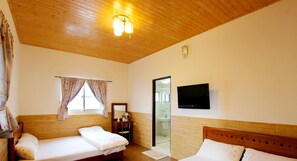 Habitación cuádruple | Escritorio y ropa de cama 