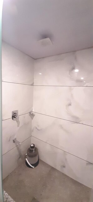 Shower, free toiletries, slippers, towels - Hotel Ostria (Surat)