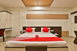 In-room safe, blackout curtains, soundproofing, free WiFi - Hotel Ostria (Surat)