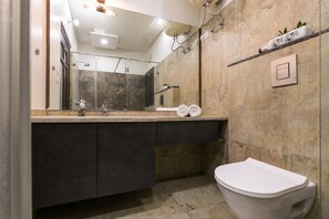 Villa | Badezimmer | Dusche, Handtücher