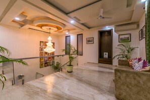 Una televisión de pantalla plana