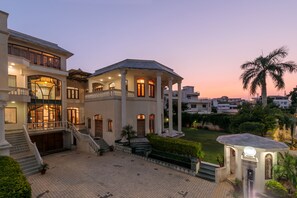 Villa | Courtyard view