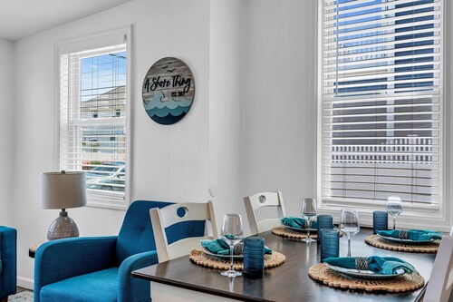 Highly Rated Beach House 3.5 Blocks to Beach & Main St. | 6 Badges, Patio, Grill